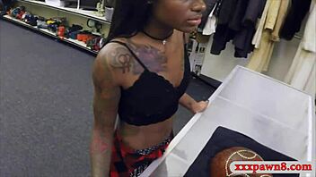 Černoška prodává zboží a dostává tvrdý výprask