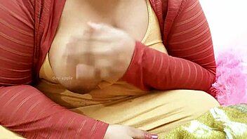 Intialainen desi-täti esittelee tissinsä