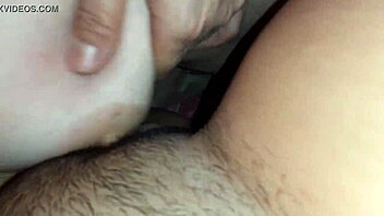 Panna pilluni hänen tisseillään - lesboilluusion tytöt