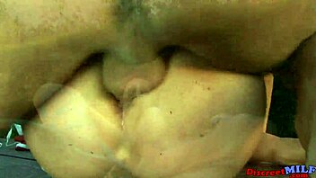 Mature woman enjoys a quickie in the public park