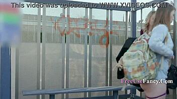 Volné použití na autobusové zastávce s Ginger Grey a Katie Morgan, OMG!