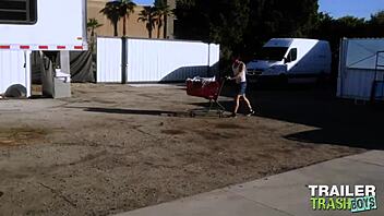 Trailertrashboys同志健儿Greg Riley和Isaac X户外无套内射