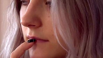 Fata intrigantă își joacă cu muia strâmtă până când ejaculează