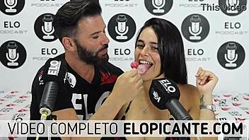 Pequitas enseña su amor por el sexo oral