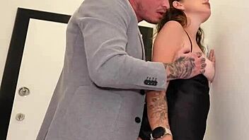 J'ai donné mon corps serré à un agent immobilier musclé pour sauter le loyer ce mois-ci.