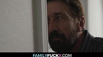 Luštna 18+ mladenka čuti tesno pičko raztegnjeno v divjem doggystylu s pastorjem