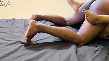 处女女友被拉丁辣妹猛干