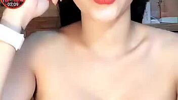 Khoe vòng một quả khứu gợi cảm!