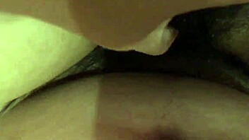 เจอสาวนวดเวียดนามป่าเถื่อน เธอบีบและดูดฉันแน่นๆ ในกุ๋ยเถินพู ราคา 500k ต่อรอบ