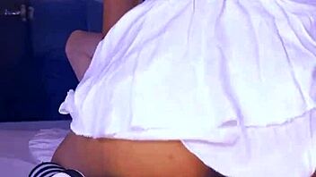 La colegiala de personalidad fuerte y cuerpo esculpido disfrutó de una noche de pasión y lujuria con su amante en el jacuzzi de su apartamento