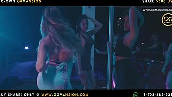 बॉडीसूट वाली रेडहेड की चूत गीली हो रही?