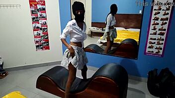 Deliciosa Morena Flaca Visita A Su Padrastro Para Obsequiarle Algo Especial