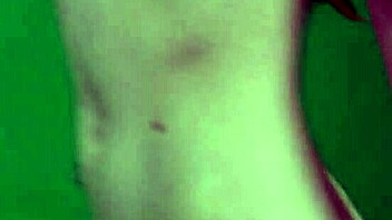 Молодая 18+ Анна Мостик, хорватская гимнастка, широко раздвигает ноги