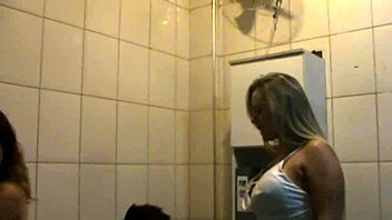 Entregador ganha pagamento e foda de Ines Ventura e Melissa Alecxander