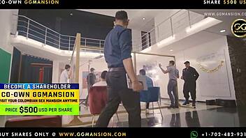 बॉडीसूट वाली रेडहेड की चूत गीली हो रही?