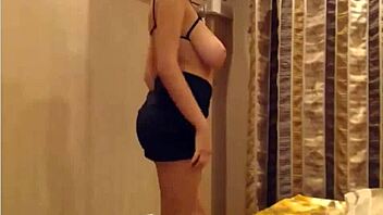 Hej, chceš vidieť štíhlu diečku s veľkými cicami, ako si s nimi hrá?