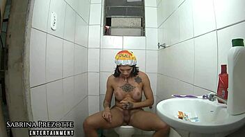 Sabrina takes care of her hygiene while shaving her genitals in quarantine