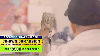 बॉडीसूट वाली रेडहेड की चूत गीली हो रही?