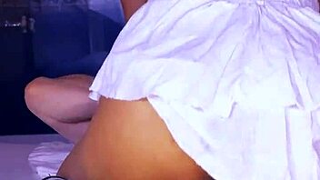 La colegiala de personalidad fuerte y cuerpo esculpido disfrutó de una noche de pasión y lujuria con su amante en el jacuzzi de su apartamento