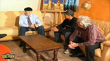 Wanita muda dan lelaki tua kongkek keras dalam kumpulan liar!