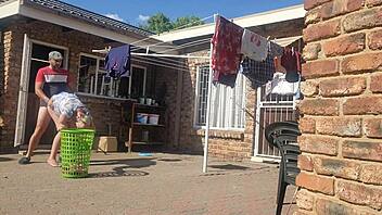 Куколд смотрит, как жена сгибается и её жёстко трахают на улице