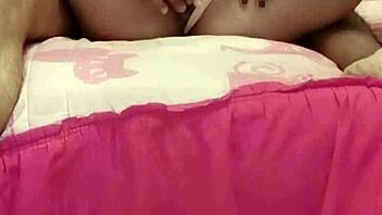 Me masturba con su mano y luego uso vibrador homemade latina ass