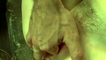 מאסטר מעניש עבדים קשורים בסשן בדסמ קשוח