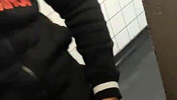 SAFADEZA NO BANHEIRO DA ACADEMIA COM MACHOS