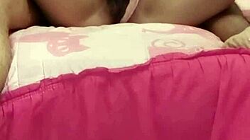 Me masturba con su mano y luego uso vibrador homemade latina ass