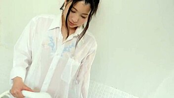 Alice naik kuat untuk facial finish yang melekat.