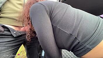 Η μελαχρινή πλήρωσε το ταξί με πίπα και κρέμα μέσα στην πούτσα μετά από εξωτερικό doggystyle