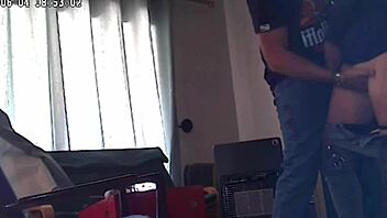 Telecamera nascosta cattura ragazzo che scopa matrigna duro.