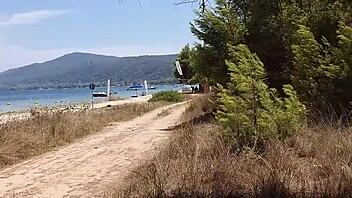 Kaksi munaa pilluleikissä aurinkoisella rannalla