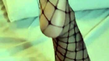 Gozando nos pezinhos da morena com cum