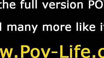 المراهقة البنية ترش بالسائل في POV