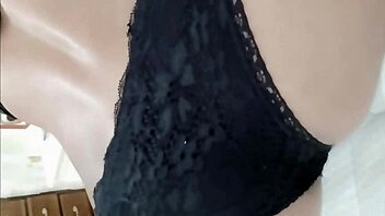 Zorrita caliente se masturba en su cama con errores divertidos