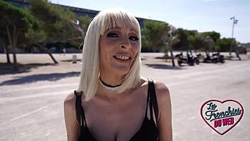 Amelia, cette milf perverse, adore baiser dur avec ses gros seins