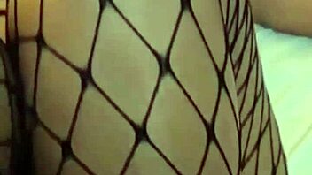 Gozando nos pezinhos da morena com cum