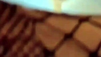 Gozando nos pezinhos da morena com cum