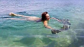 Kaksi munaa pilluleikissä aurinkoisella rannalla