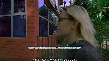 4K Public Agent - 18 meid flitst tieten in Central Park!