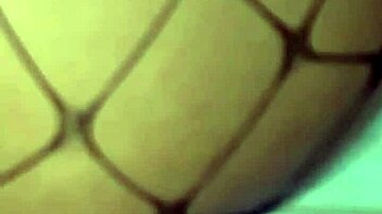 Gozando nos pezinhos da morena com cum