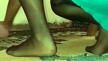 Çoraplı Türk Eş Çiftlik Zemininde Eğilmiş!