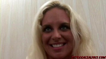 הכוס הצעירה של סימון ב-18+ מקבלת דפיקה כפולה מזינים שחורים גדולים