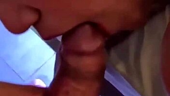 Gozando nos pezinhos da morena com cum