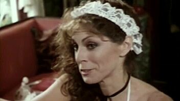 Pornstar classica Annette Haven succhia cazzo enorme da esperta.