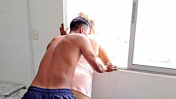 me encanta como mi hijastro toca mi co�o