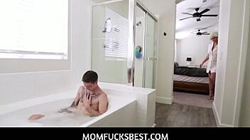 uhh, szőke mostohaanya Charli Phoenix lopózik be a fürdőbe forró szexért