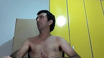 Striptease gostosa rasgando roupa e provocando safada