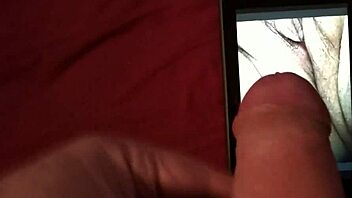 Teplý spermový tribute na útku Cyberdebbinej kundy